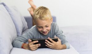 Niños inmersos en videojuegos ponen en riesgo su salud visual