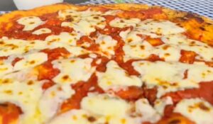 El origen napolitano y la expansión global de la Pizza
