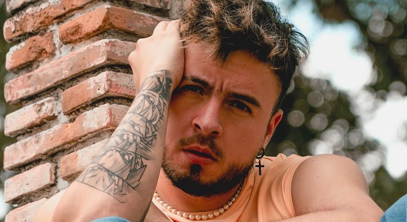 Rey Bastidas lanza su nuevo sencillo «Stalker»