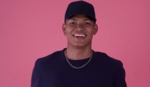 RIK, sigue revolucionando la escena musical con su último sencillo «Polvo Sano»