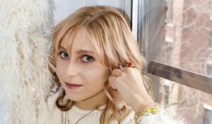 Un vídeo musical que presenta historias de desafíos convertidos en éxitos: «Flying On»