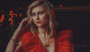 Sophia Angelica muestra sus dos facetas en «Parte de Mí»