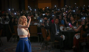 Sophia Angelica: Una Joven Cantante que Combina su Talento Artístico con la Filantropía