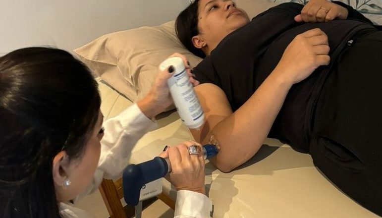 El 57% de los jugadores que usan raqueta presentan codo de tenista