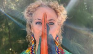 Teresa De Jesús entona un rito de sanación en “Bendición del útero”